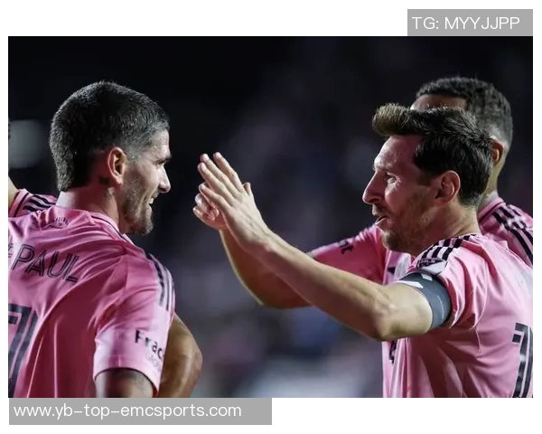 波多黎各歌手洋基老爹亲临阿根廷训练营与梅西等球员亲密合影