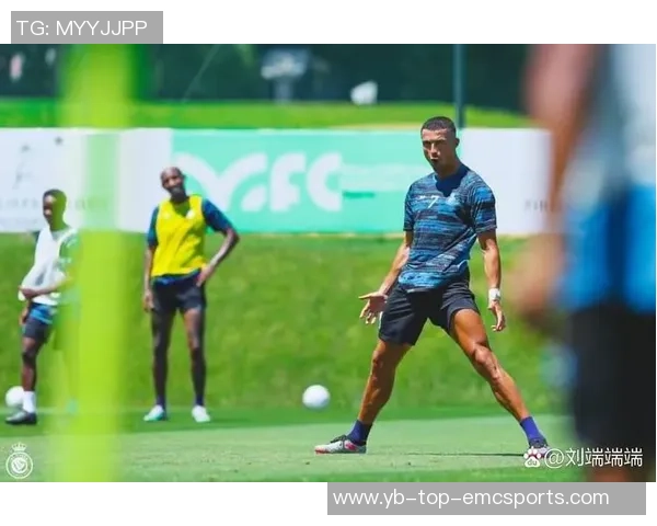 C罗回归利雅得胜利训练场备战新赛季展现斗志与激情 C罗回归利雅得胜利训练场备战新赛季展现斗志与激情