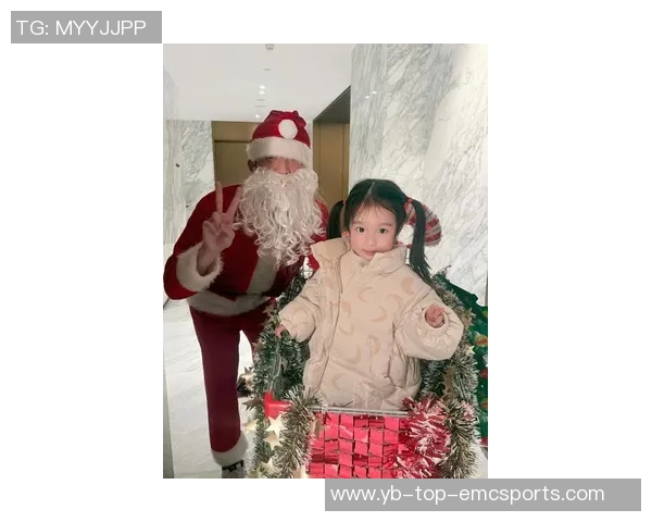 亲子装亮相塔图姆分享圣诞节与萌娃Duece的温馨时刻