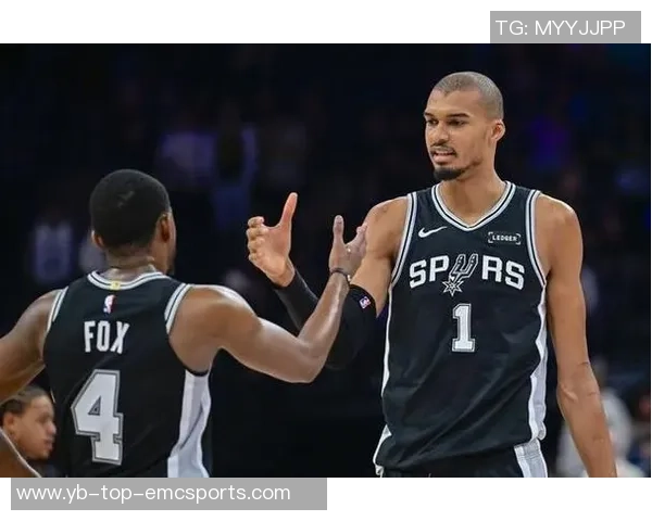 年轻球员激情四溢文班遭双人犯规卡斯尔与米奇争执双双被罚 年轻球员激情四溢文班遭双人犯规卡斯尔与米奇争执双双被罚